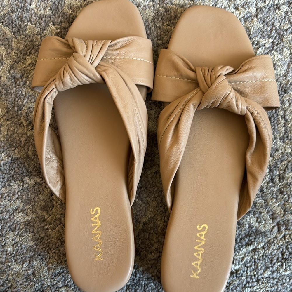 Kaanas beautiful beige leather sandals with top knot in 8